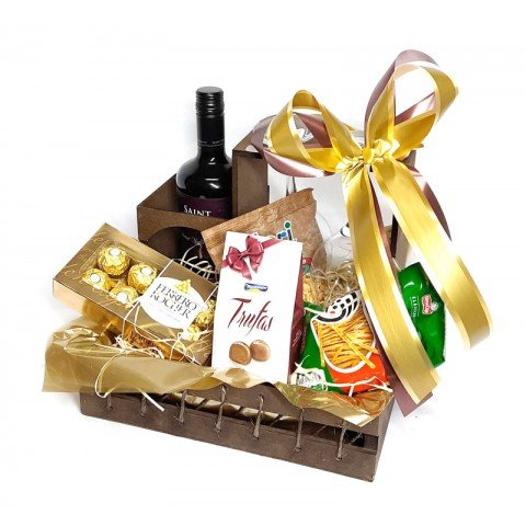 Vinho com Taças + Aperitivo e Chocolates no Suporte de Madeira 